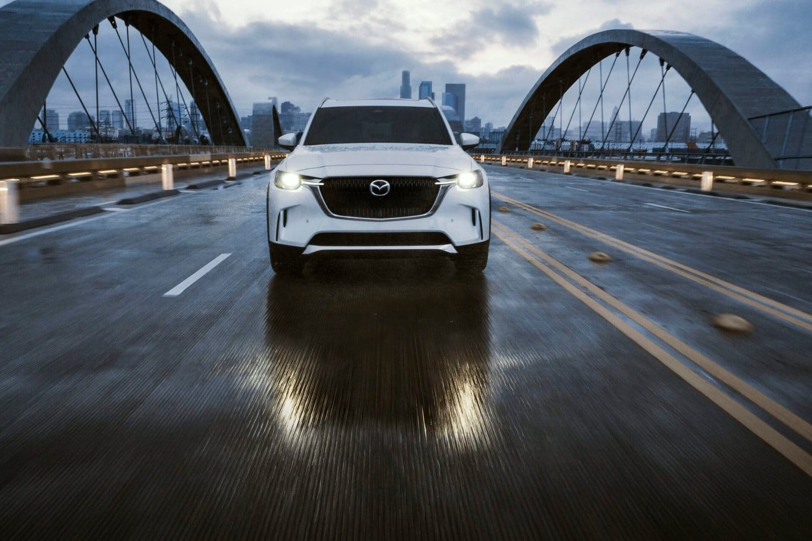 036 CX90 PHEV WideHero LeavingCity scaled