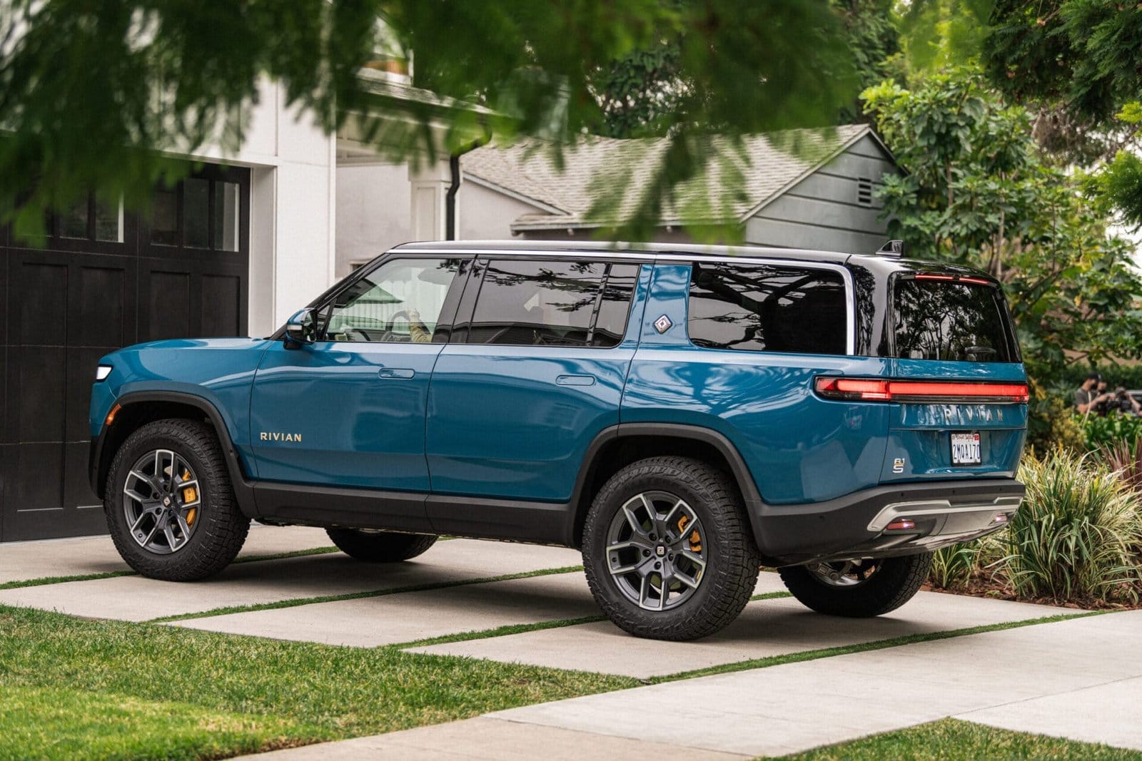 2022 Rivian R1S 01 scaled