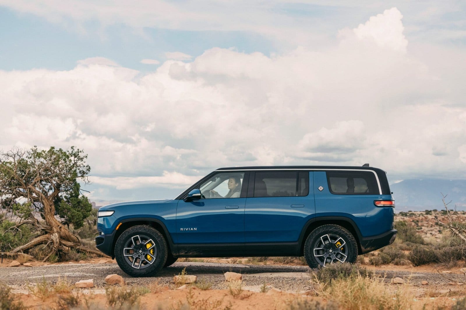 2022 Rivian R1S 03 scaled