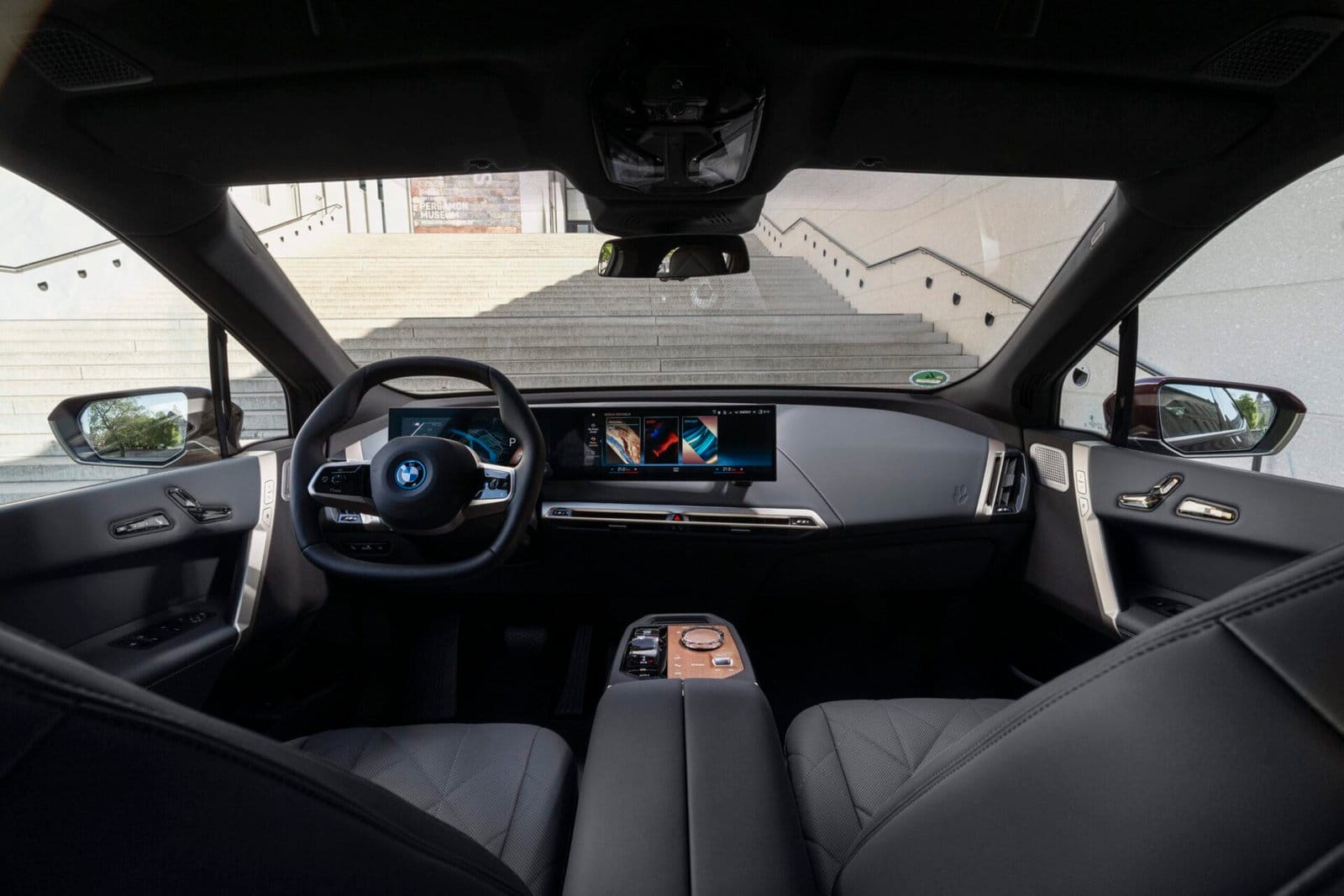 P90464098 highRes bmw ix m60 05 2022 scaled