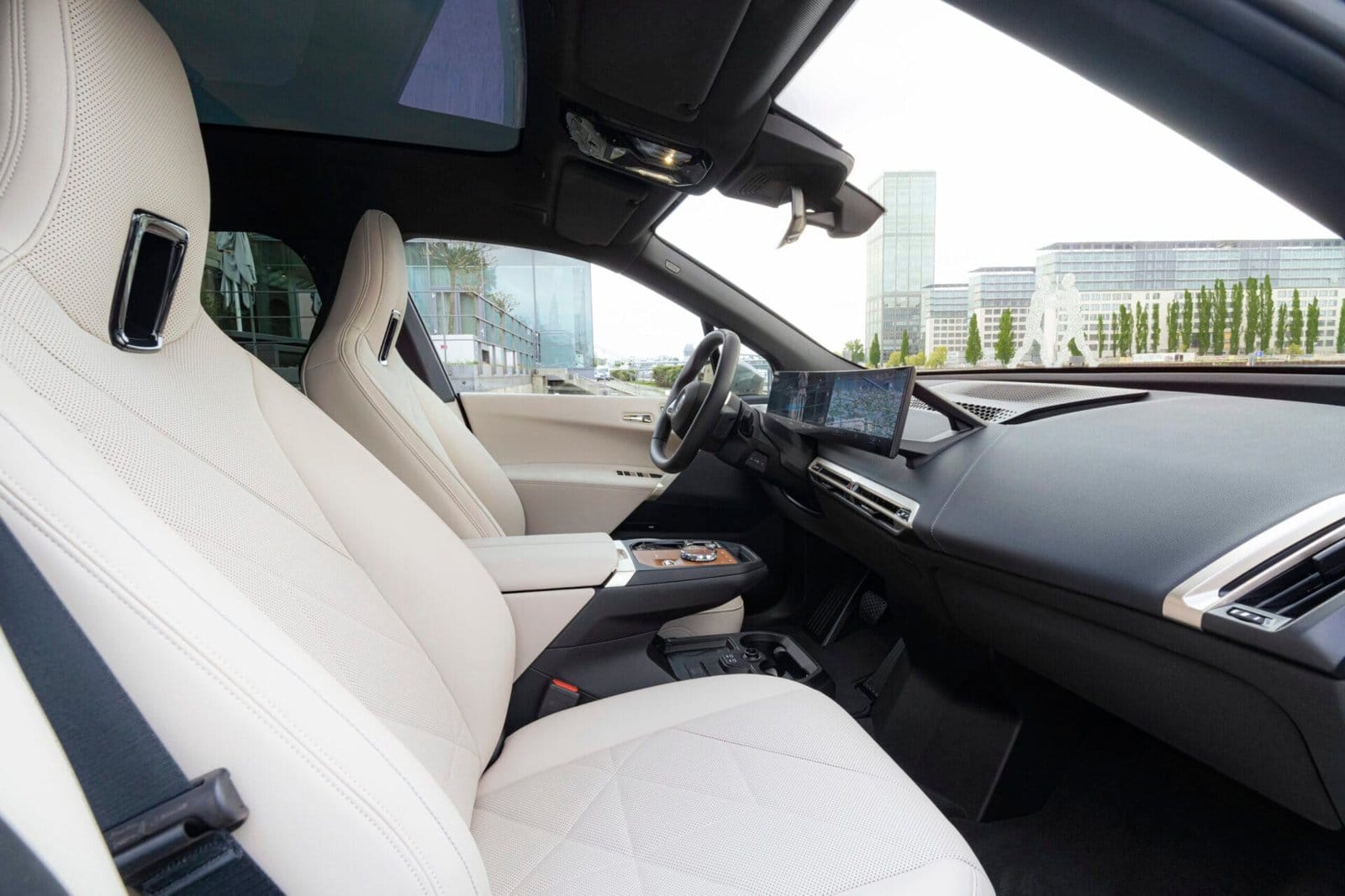 P90464104 highRes bmw ix m60 05 2022 scaled