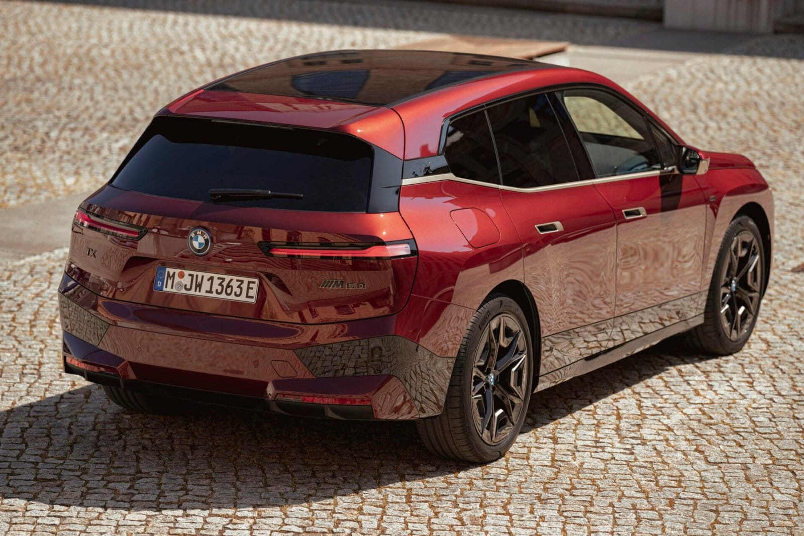 P90464142 highRes bmw ix m60 05 2022 scaled