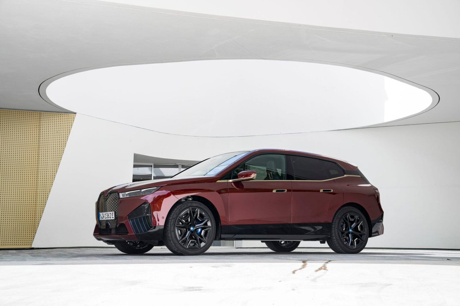 P90465492 highRes bmw ix m60 05 2022 scaled