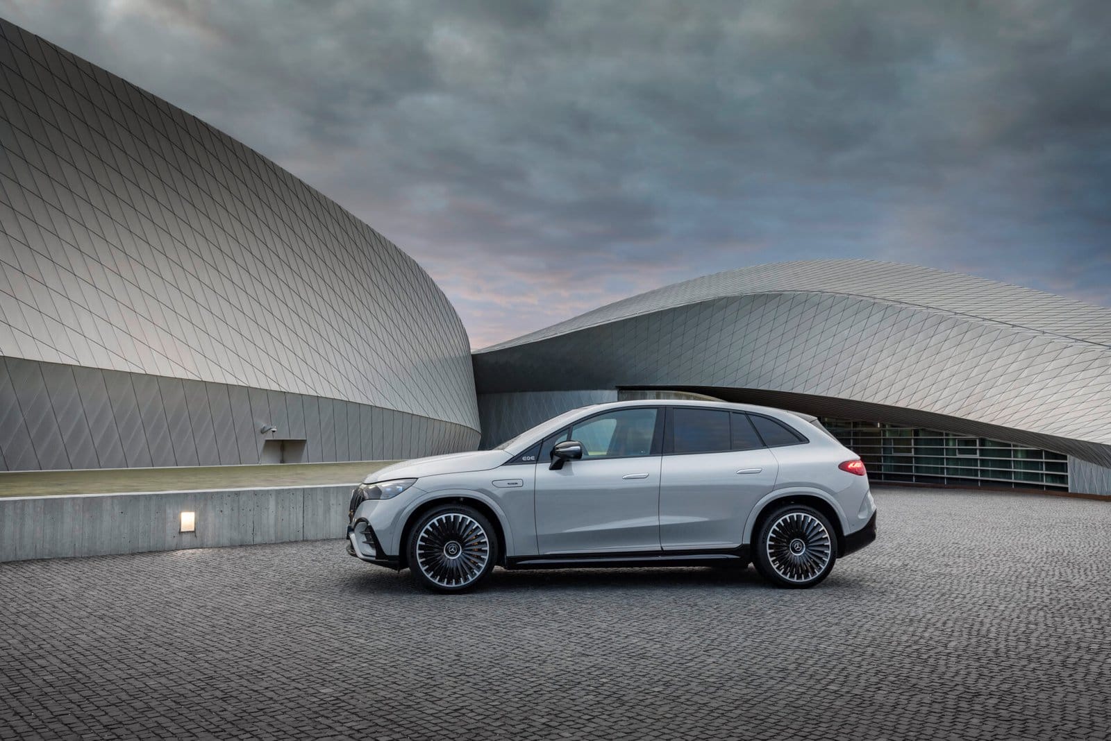 mercedes benz eqe suv electric vehicle urban architecture