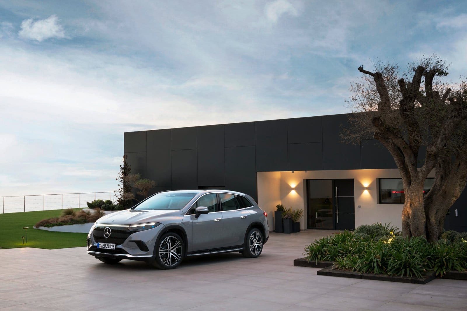 mercedes benz eqs suv modern home electric vehicle