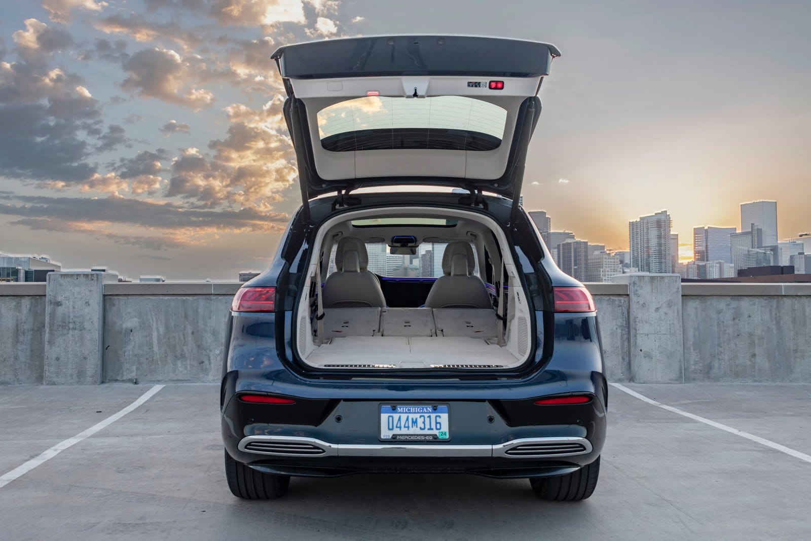 mercedes benz eqs suv trunk space electric vehicle 1