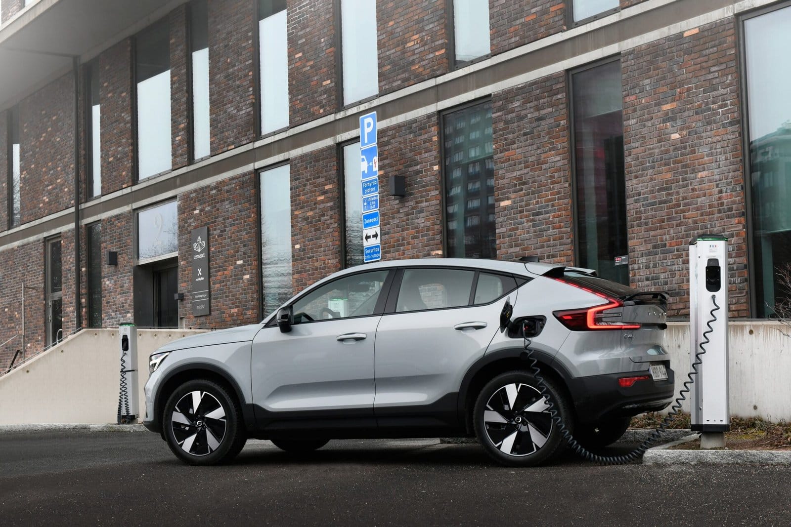 volvo c40 recharge electric vehicle charging station