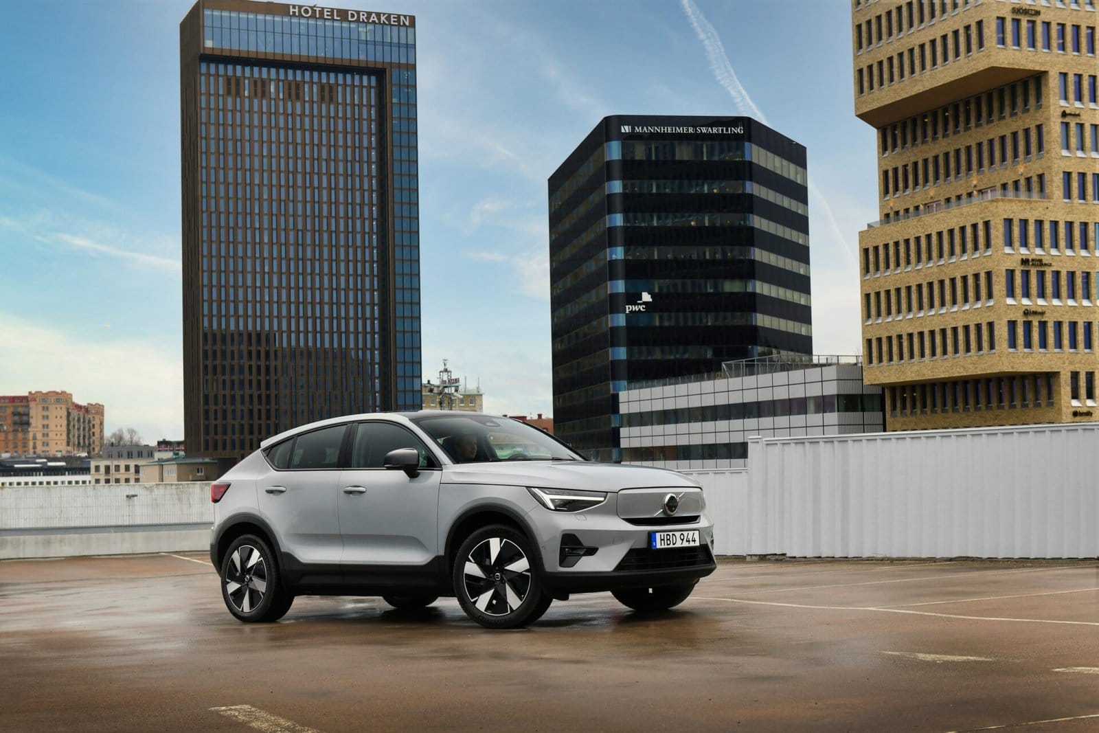 volvo c40 recharge electric vehicle cityscape