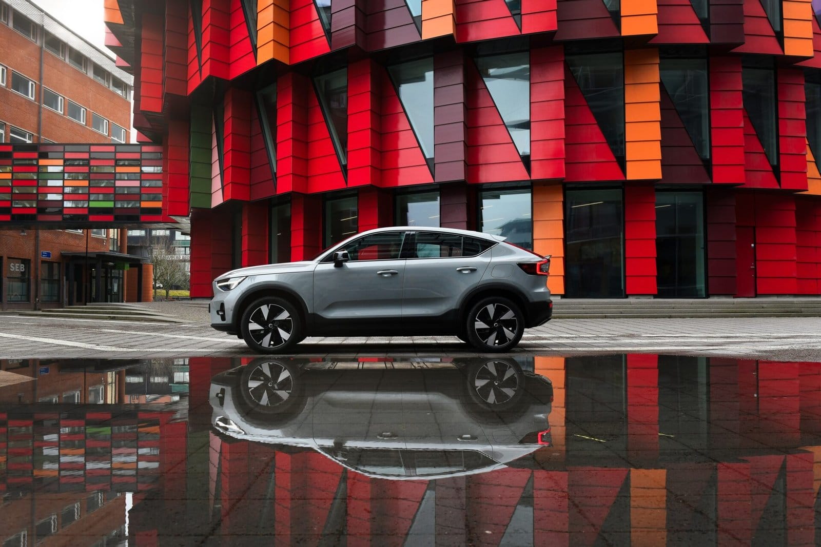 volvo c40 recharge electric vehicle reflection urban