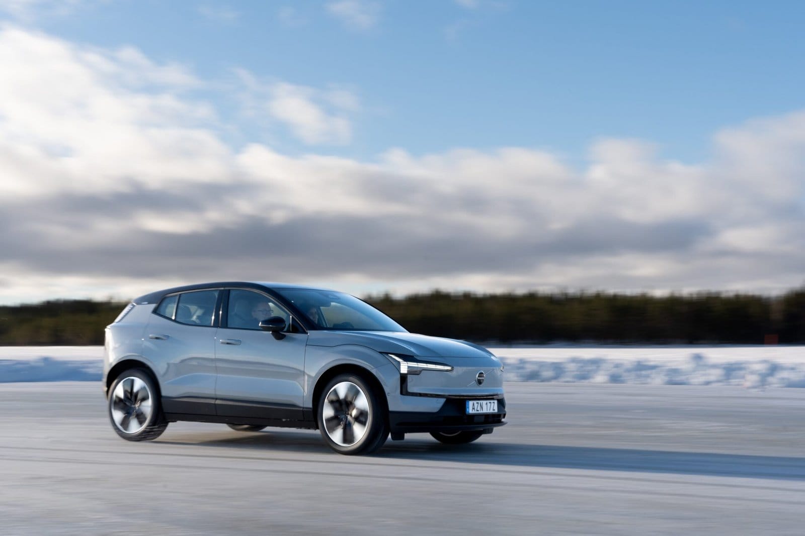 volvo ex30 electric vehicle winter drive
