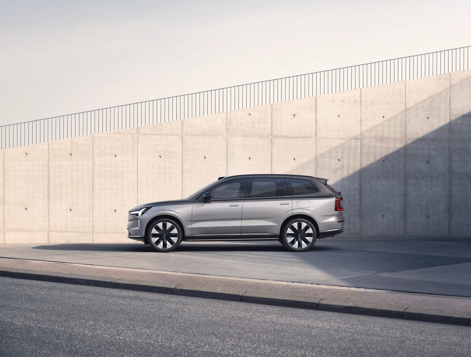 volvo ex90 electric vehicle side profile