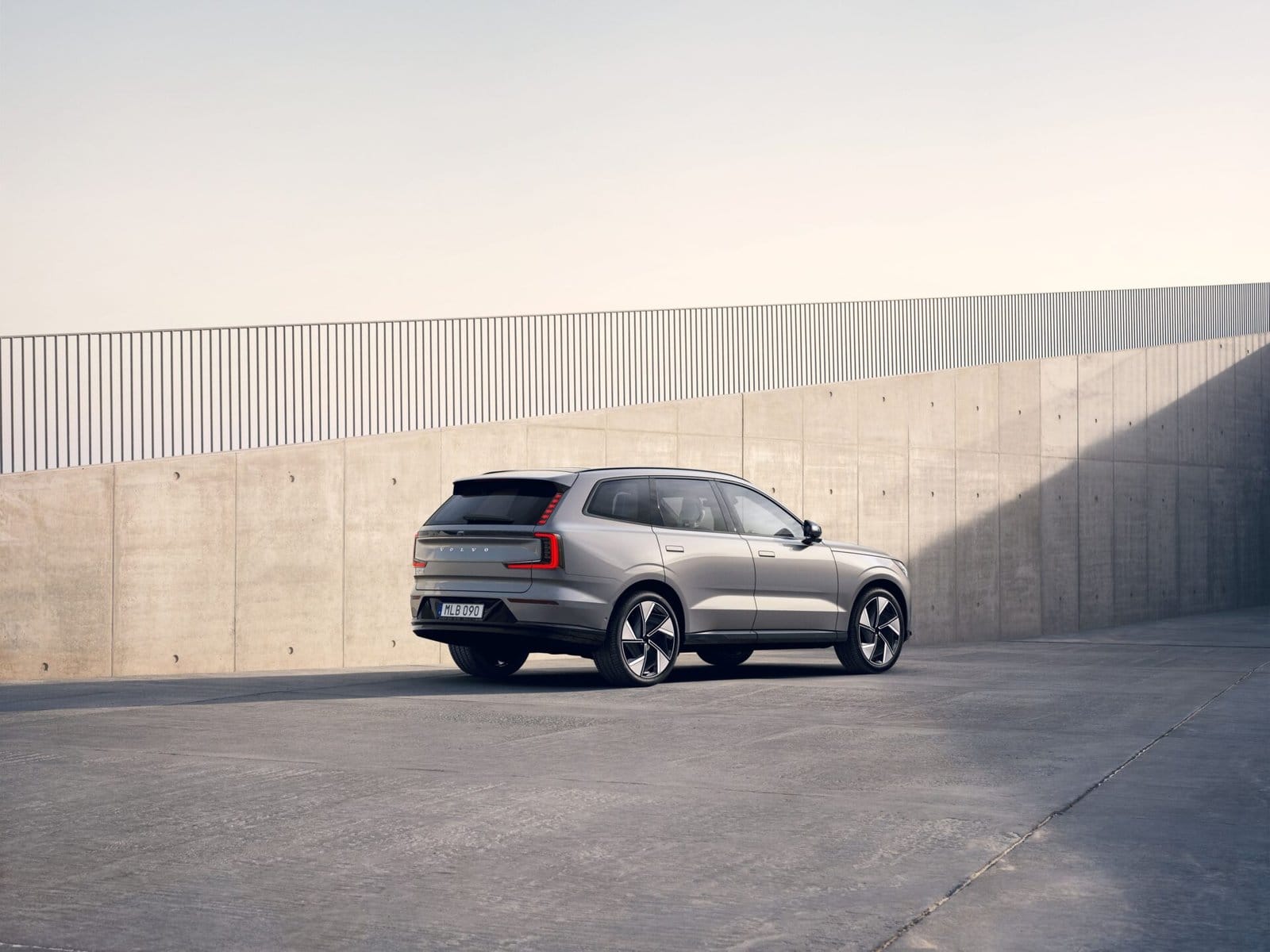 volvo ex90 electric vehicle side view