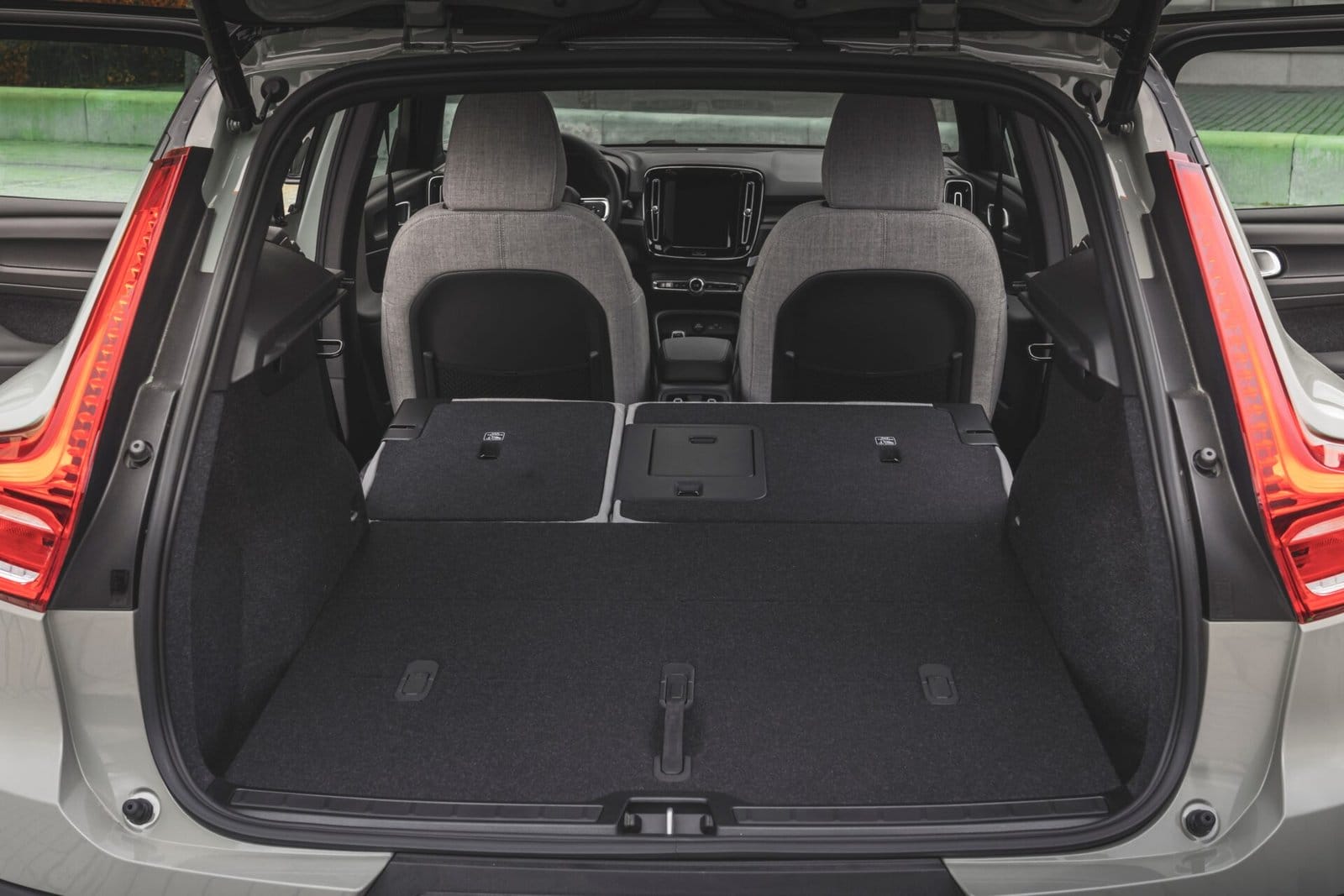 volvo xc40 recharge electric vehicle cargo space