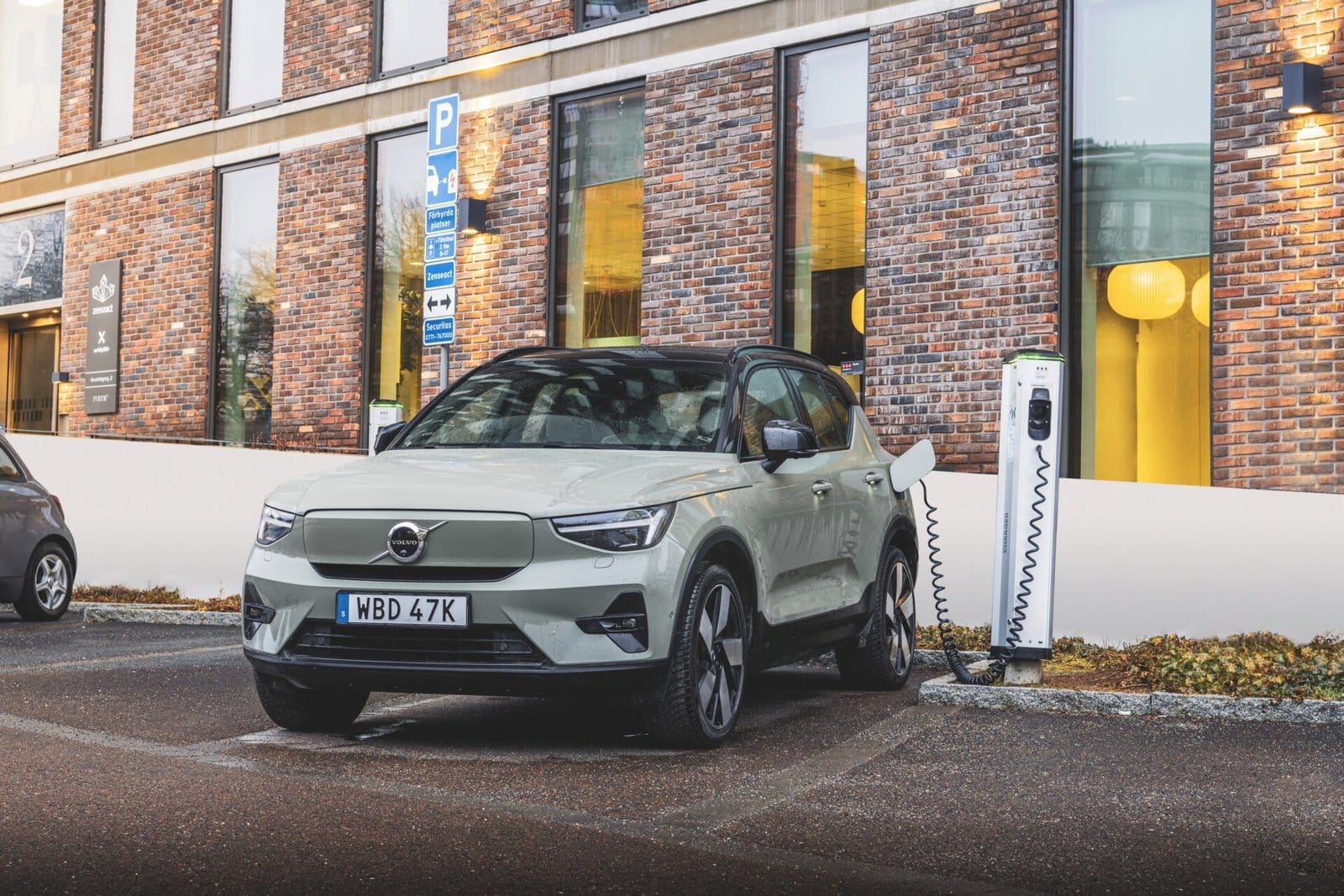 volvo xc40 recharge electric vehicle charging station