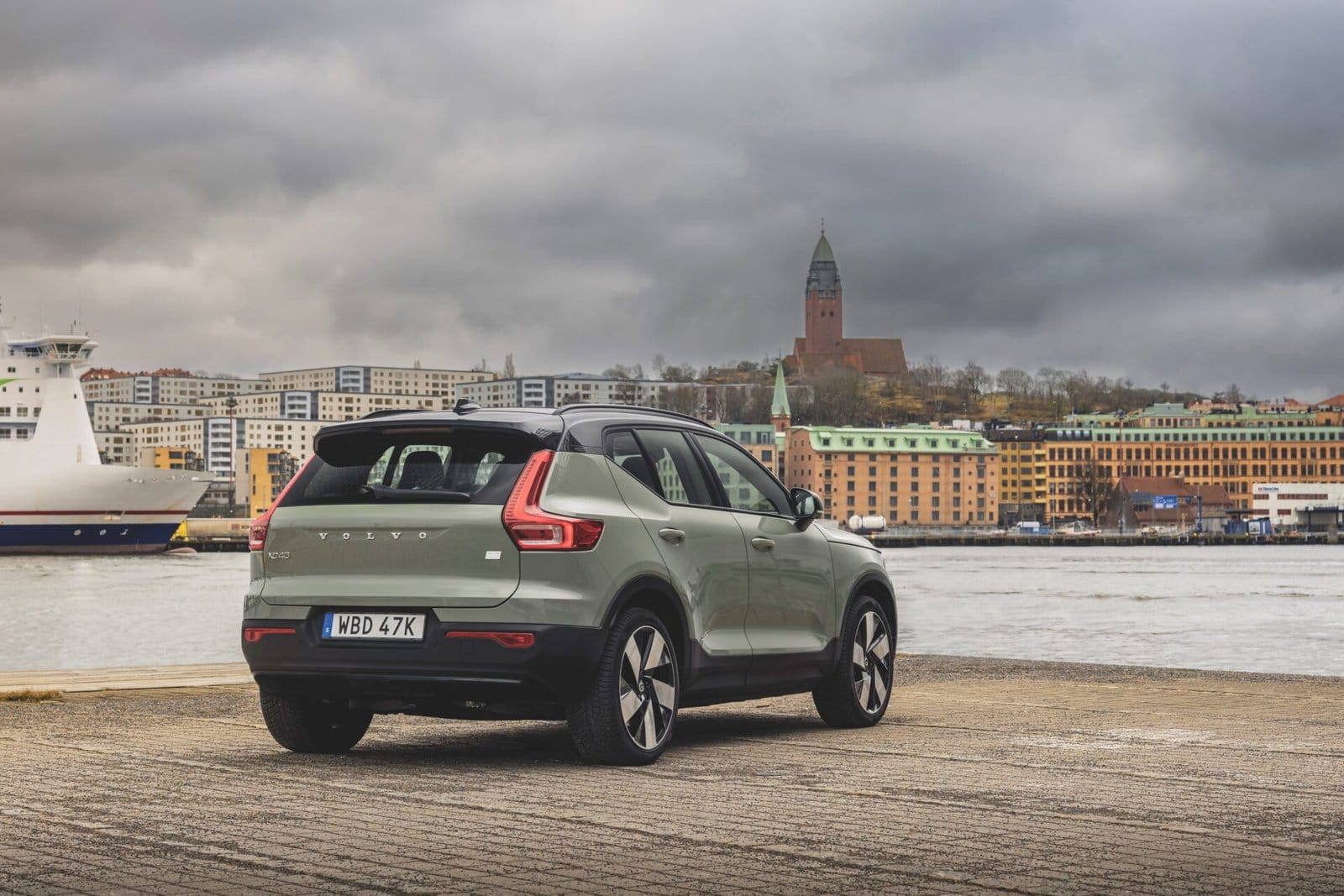 volvo xc40 recharge electric vehicle cityscape