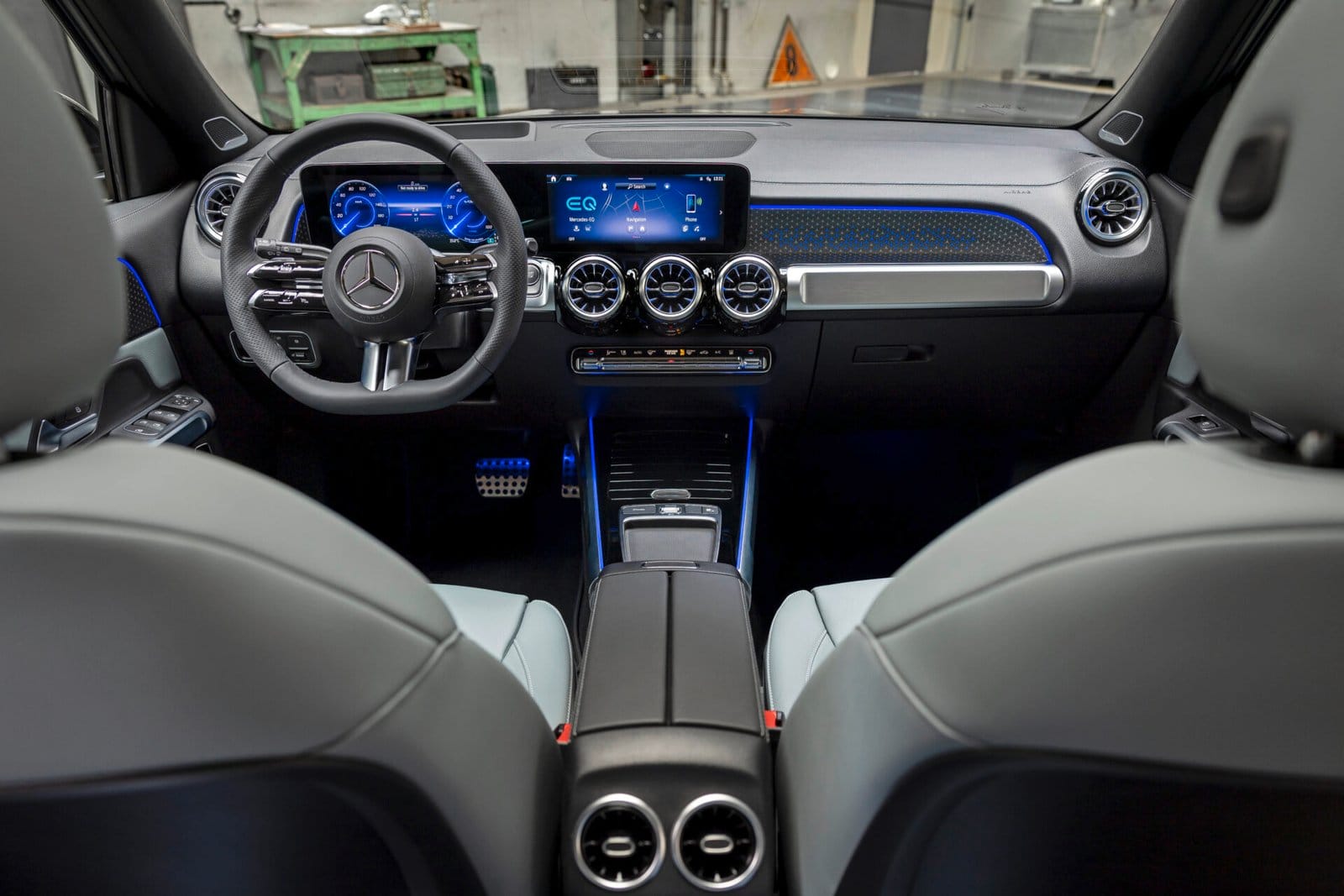 mercedes benz eqb interior cockpit view.jpg