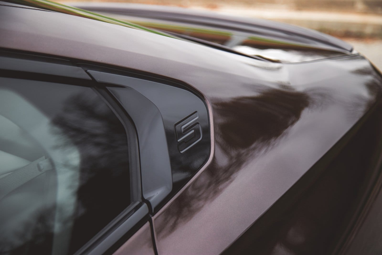 Close-up of BMW 550e xDrive electric vehicle showing side pillar with S badge